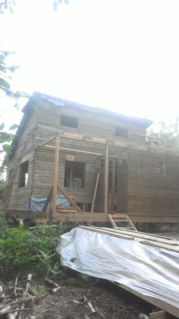 Кроме того, мы решили, что второму этажу быть. Вот, такая она, стройка без проекта...