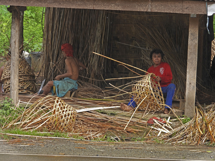 Филиппинцы плетут корзины из стеблей бамбука.