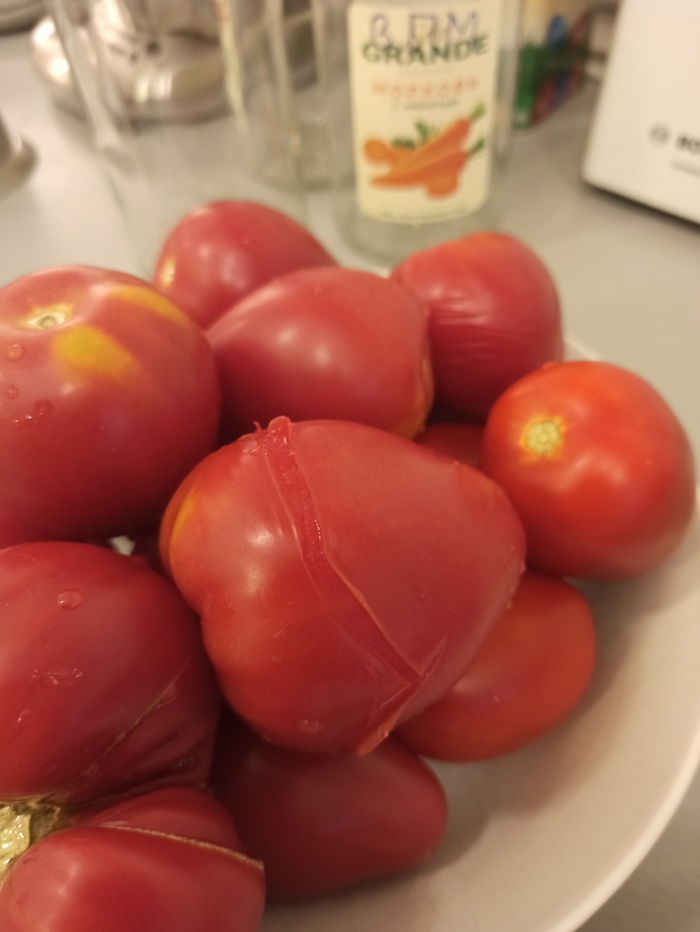 Кожа лопается и быстро отходит.