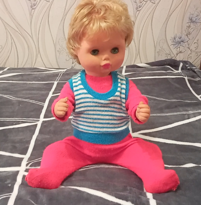 Эту куклу папа привез мне из Германии, когда мне был 1 год. То есть этой кукле лет почти столько же, сколько мне 😅Это единственная моя детская игрушка, которую я оставила себе и никому не раздала.