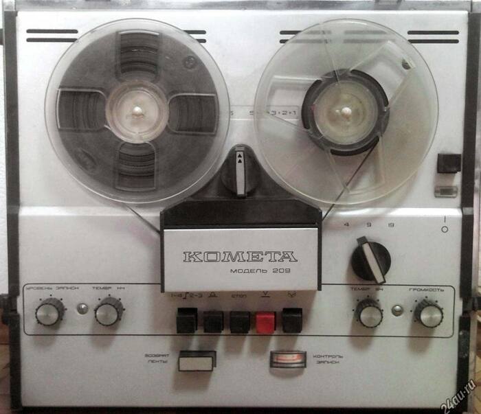 Комета -209 могла располагаться вертикально - при наличии колонок (в комплекте не шли)