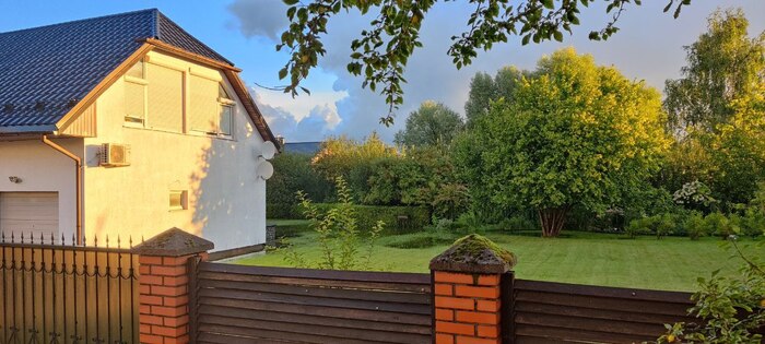 За деревьями то самое озеро что вышло из берегов