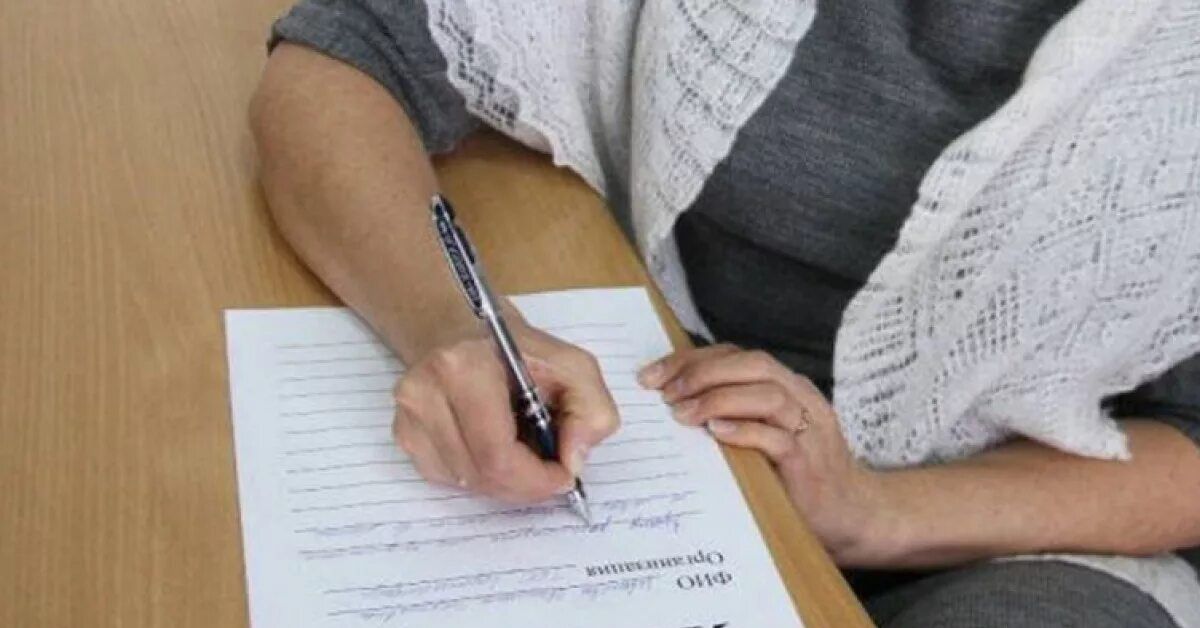 человек пишет жалобу