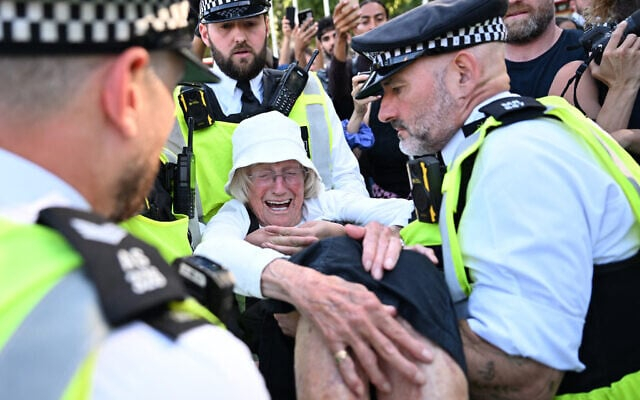 Полицейские арестовали 89-летнего протестующего на демонстрации «Снимите запрет» в поддержку запрещенной организации «Палестинское действие» на Парламентской площади в центре Лондона 9 августа 2025 года. (Крис Дж. Рэтклифф / AFP)