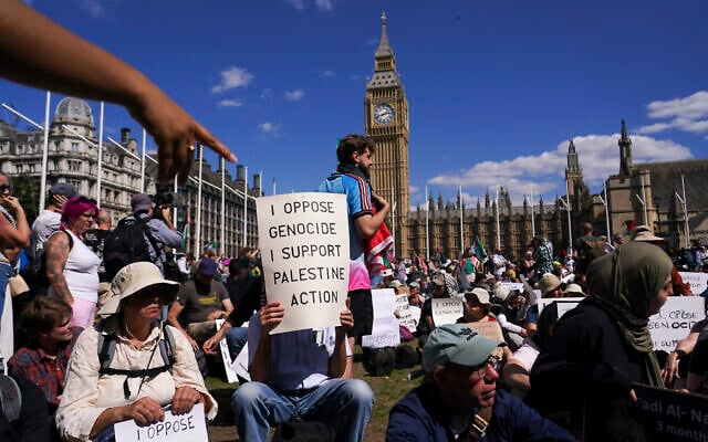 Демонстрант держит плакат во время акции протеста в поддержку движения «Палестинская акция» на Парламентской площади в Лондоне, 9 августа 2025 года. (AP Photo/Alberto Pezzali)