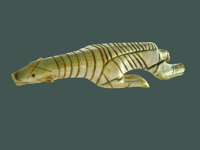 Плавающий белый медведь из мамонтовой кости, найденный на острове Иглулик, который входит в Канадский Арктический архипелаг. Средний Дорсетский период, I–VI века. В настоящее время экспонируется в Канадском историческом музее.