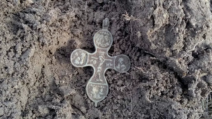 Кладоискатели постоянно находят в полях старинные кресты. Это частая находка, с которой многие не знают, что делать.