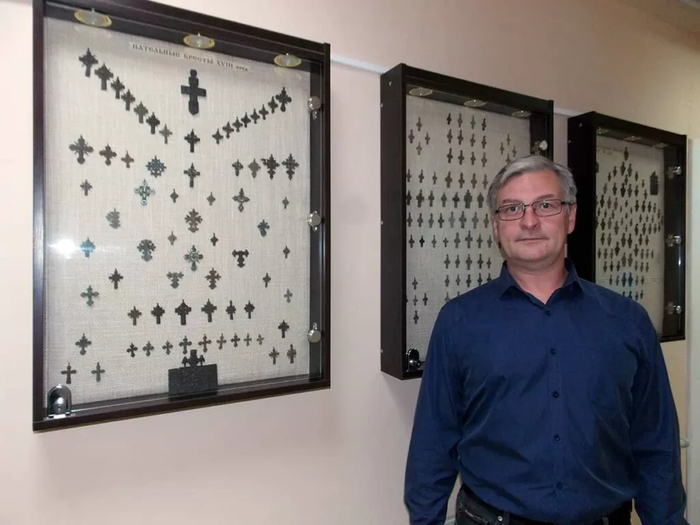 Некоторые увлеченные коллекционеры, например, Артем Ледяев, создают целые выставки по истории нательных крестов.