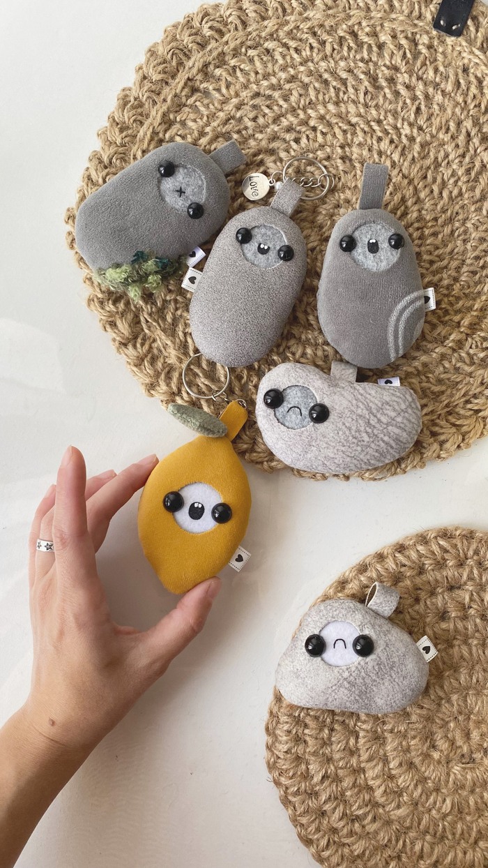 Спутники, которых можно нежно гладить, тревожно жмякать, потирать на удачу и просто носить с собой кого-то, кто стерпит всё!(..кто поддержит ваше недовольство, разделит восторг и в целом выразит ваше отношение к происходящему)