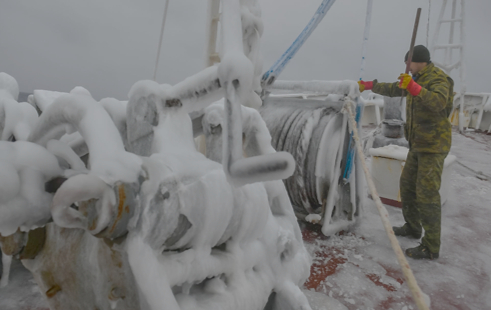 Морозный ветер и шторм. Почему обледенение так опасно для кораблей и как с ним борются моряки
