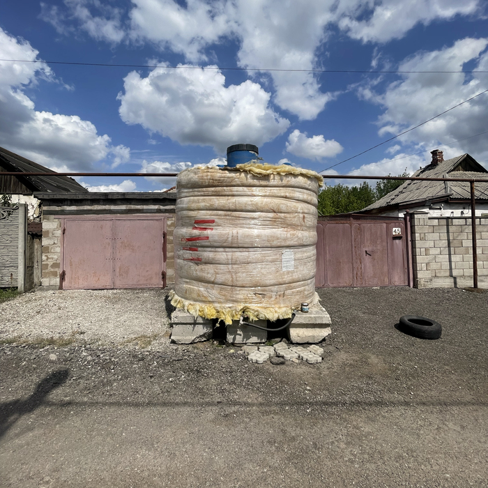 некоторые емкости заботливо укутаны ватой, чтобы вода не превращалась в лёд хотя бы при небольшом минусе.