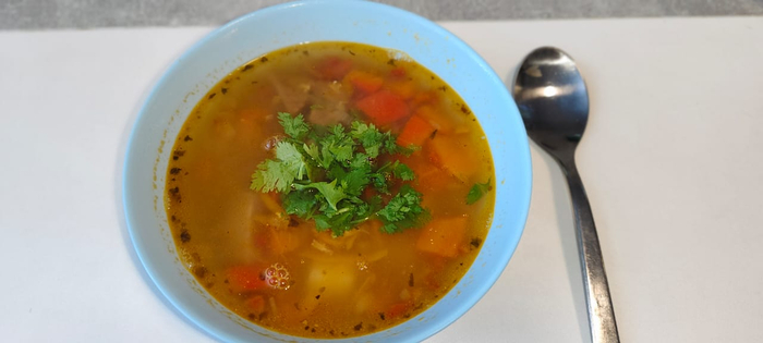 Разливаю по тарелка. Добавляю зелень ) это на любителя, у меня кинза)