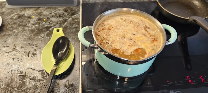 Добавляю к картофелю мясо, поджарку и чечевицу. Довожу до кипения.