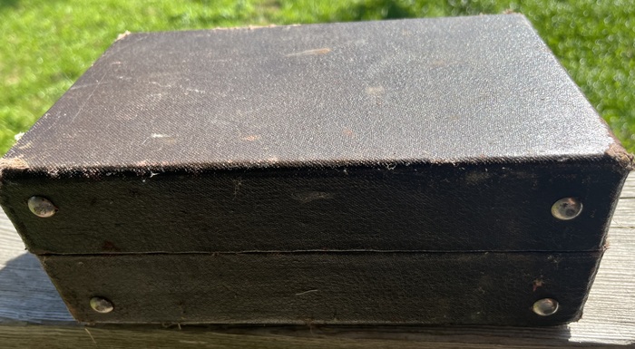 Потрепан слегка, увесистый.