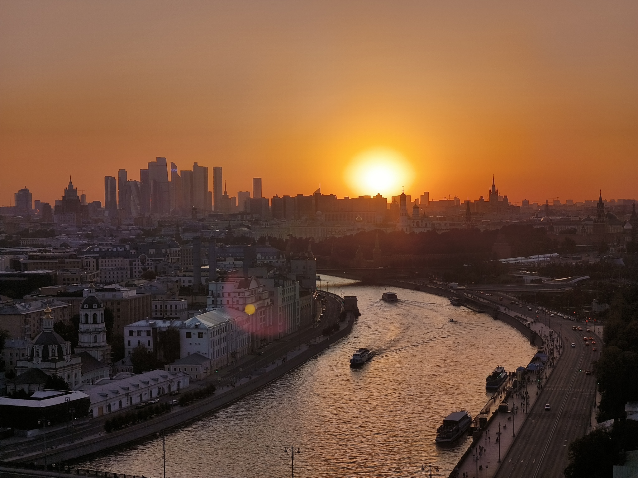 View from a high-rise building on Kotelnicheskaya Embankment - My, Moscow, Kotelnicheskaya Embankment, Photo on sneaker, Longpost
