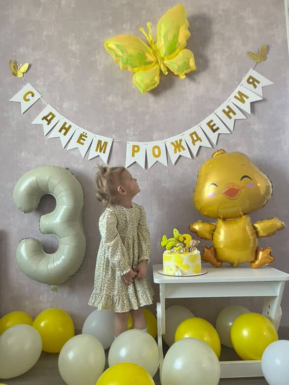 Тортик очень круто вписался в фотозону, хотя особо не договаривались, просто согласовали цвета, ну и я предложила пряничный декор в виде бабочек :) Прям самой понравилось :)