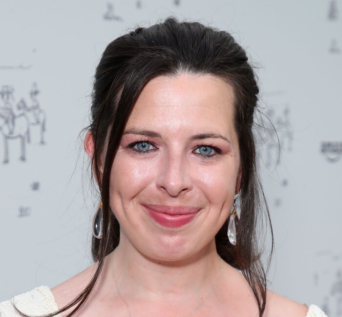 Экстремальная асимметрия, искаженные пропорции, сильные дефекты, удлиненный подбородок, выступающий нос и опущенные глаза, которые нарушают гармонию и равные вертикальные пропорции