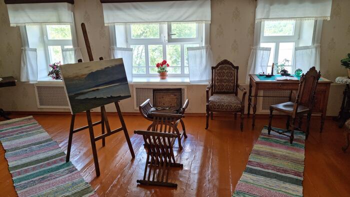 Мольберт у окна, вид на Волгу… Кажется, художник вот-вот вернётся и продолжит писать свои пейзажи. Погружение 100%!