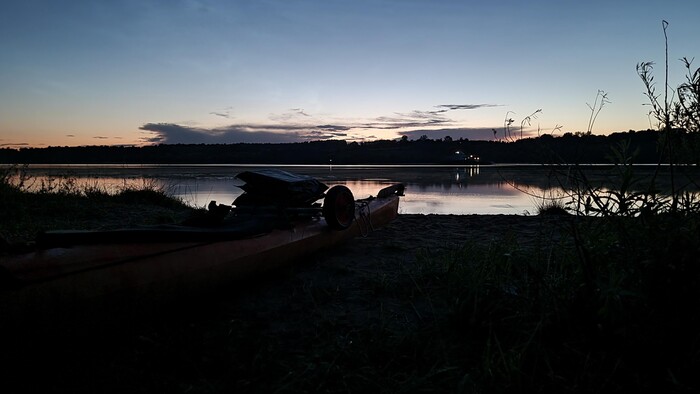 Окей, никого не нашел. Зато на прощание день подарил вот такой догорающий закат!