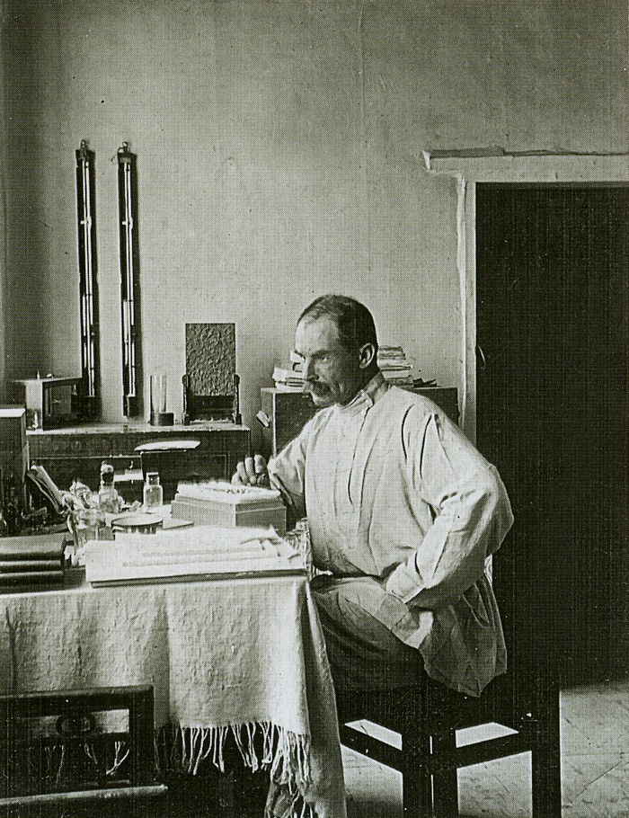 П.К. Козлов в своей рабочей комнате в оазисе Дын-юань-ине, Монголо-Сычуаньская экспедиция (1907–1909). Фото из книги Козлов П.К. Дневники Монголо-Сычуаньской экспедиции, 1907-1909. СПб.: Нестор-История, 2015.