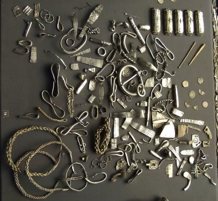 Общий вес серебра в кладе викингов составил больше 40 кг.