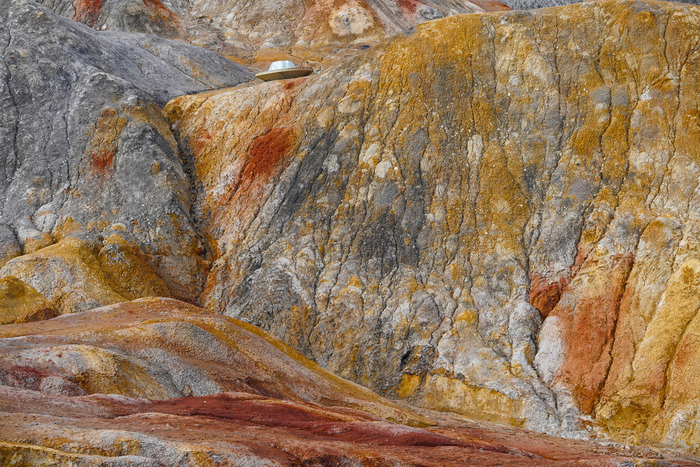 Флаг на тарелке уже подустал. Значит контакт не состоялся?