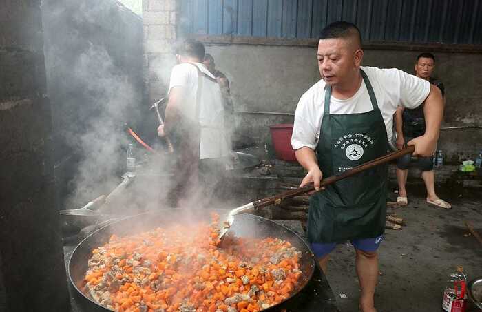 Волонтеры и местные жители готовят еду для спасателей на передовой после наводнения в китайской провинции Гуйчжоу, 29 июня 2025 года. (VCG via Getty Images)