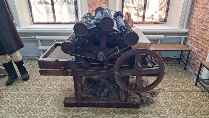 Старинная машина для вычёсывания шерсти. Представьте, сколько сил уходило, чтобы получить материал всего на один валенок.