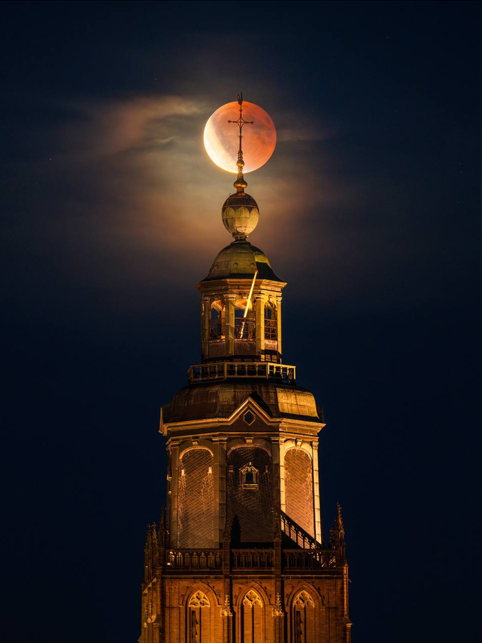 And more beauty. Lunar eclipse over the Church of Saint Walpurga in Zutphen (Netherlands). Photo: Albert Dros