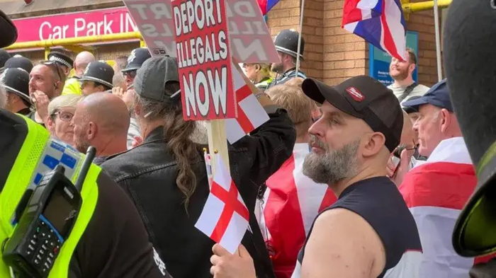 «Выслать нелегалов немедленно». Протест в Бристоле