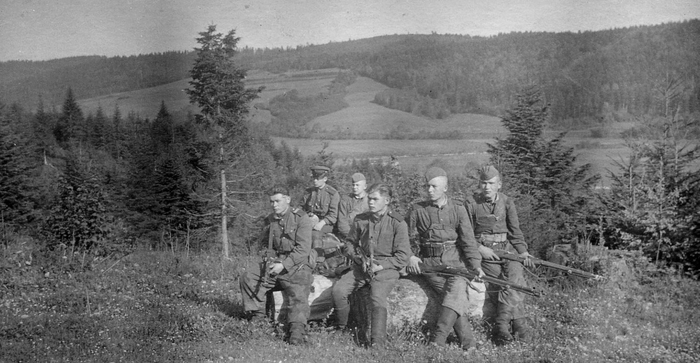 На обороте фото имеется надпись – "Друзья по службе Малахов, Марков, Куликов, Митрофанов, Васильев. С ними вместе пришлось переносить все лишения в горах Карпат. 11.05.1947 г. с. Смильница".