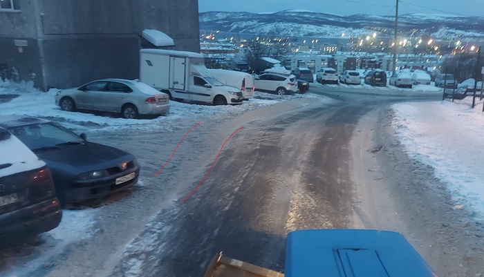 Вал лежит на заезде во двор. Я сделаю круг и вернусь сдвину его, а пока мне не до него.