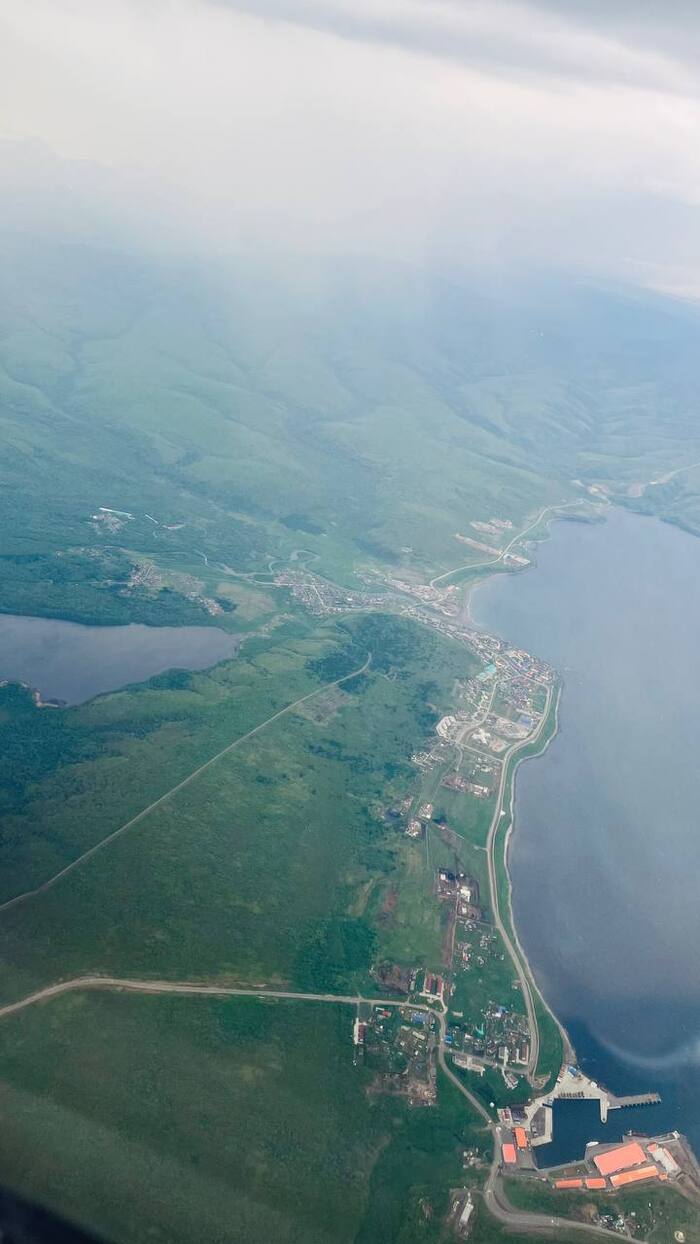 Курильск соединяется с Китовым дорогой и тротуаром вдоль морского берега, прогуляться на закате приятно.