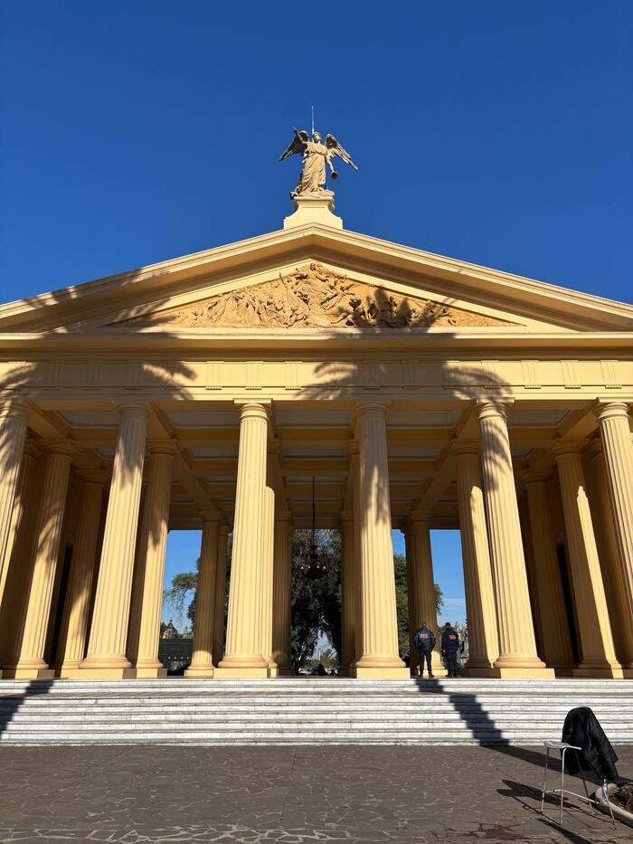 Вход на кладбище с греческими колоннами уже намекает, что внутри будет ещё красивее