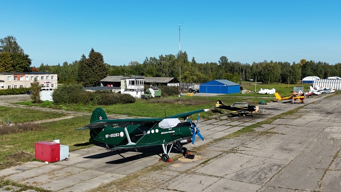 На фоне прочей летающей мелочи Ан-2 смотрится просто гигантом :)
