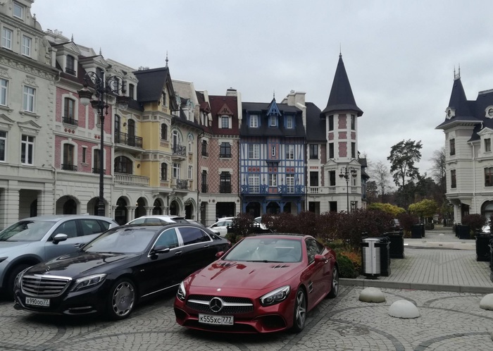 Посмотрите на номера автомобилей.