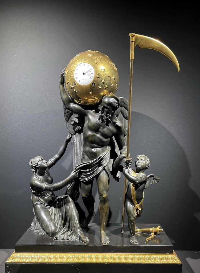 Настольные часы с изображением любви и дружбы, которые пытаются остановить время. Франция, XIX век. Материал бронза, мрамор, латунь, сталь, эмаль.