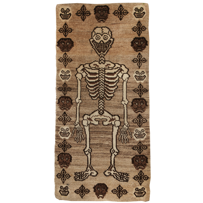 Тибетский шерстяной ковёр ручной работы, с изображением скелета, черепов и отрубленных человеческих голов. Тибет, XIX-XX век. Продан с аукциона за 1375 фунтов стерлингов.