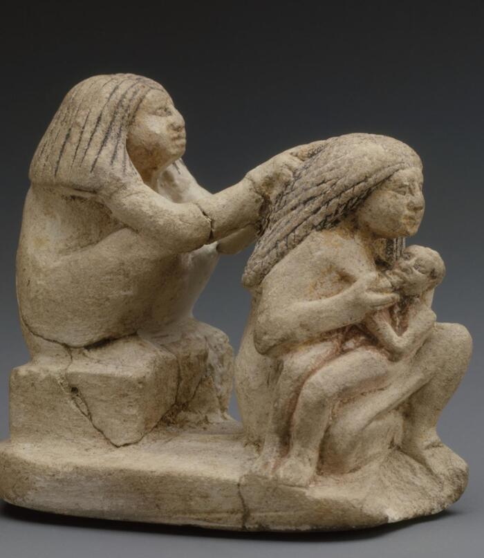 Группа из двух женщин и ребенка. Египет, около 1981–1500 гг. до н. э. Метрополитен-музей.