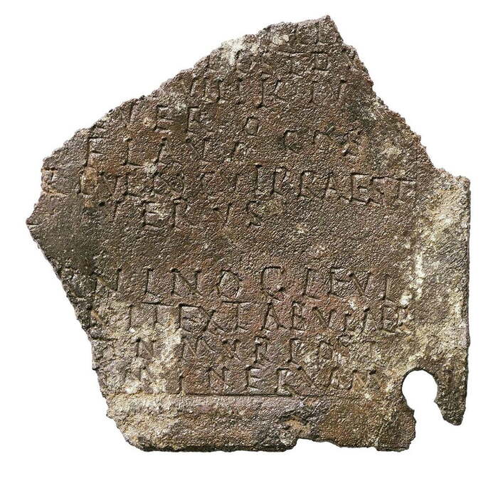 Бронзовая пластина, служившая подтверждением демобилизации римского солдата из ауксилии и предоставления ему, в обмен на верную службу, римского гражданства. Находится в Музее Колчестера, на востоке Англии.