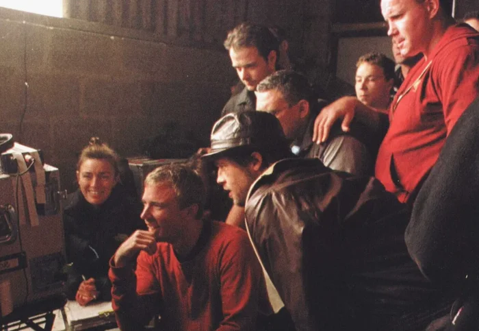 Как снимали фильм Большой куш, кадры со съемок и интересные факты о фильме Фото со съемок, Актеры и актрисы, Классика, Интересные факты о кино, Гай Ричи, Большой куш, Ностальгия, Яндекс Дзен (ссылка), Длиннопост Как снимали фильм Большой куш, кадры со съемок и интересные факты о фильме Фото со съемок, Актеры и актрисы, Классика, Интересные факты о кино, Гай Ричи, Большой куш, Ностальгия, Яндекс Дзен (ссылка), Длиннопост