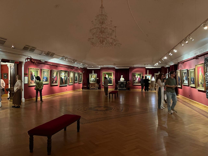 В залах весь свет сосредоточен на картинах