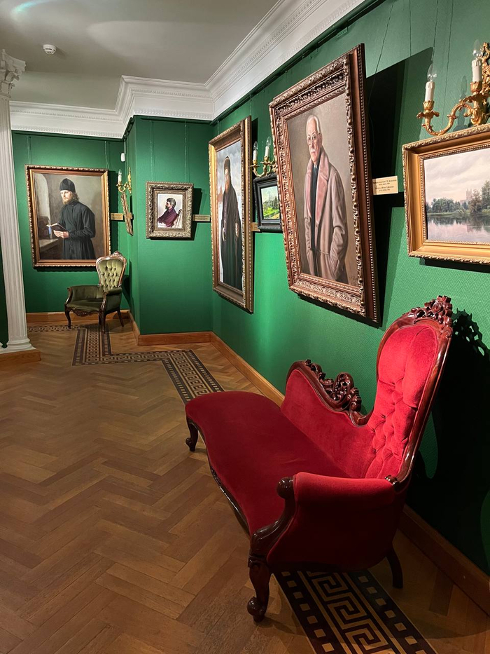 Михалков на стене по правой стороне