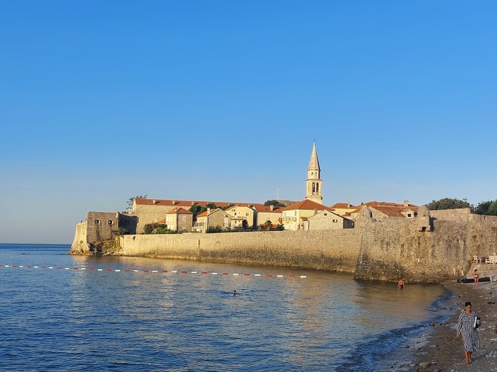 Будва. Солнце освещает стены Старого Города. Вид с пляжа Пизана в 6:40