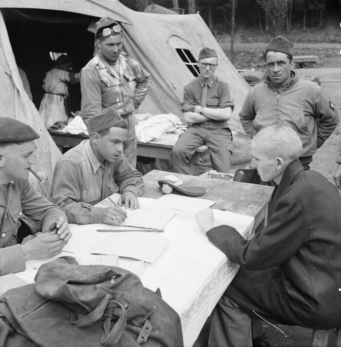 Французские солдаты опрашивают узника концлагеря Файинген.