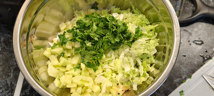 Туда же отправляю порезанную кинзу