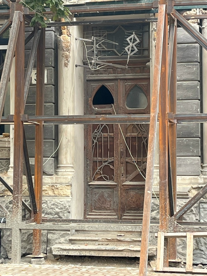 Этот дом закрыли на реставрацию, увидим в следующем году на результаты.