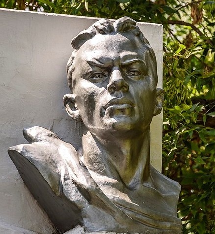 А на его груди вырезали пятиконечную звезду...