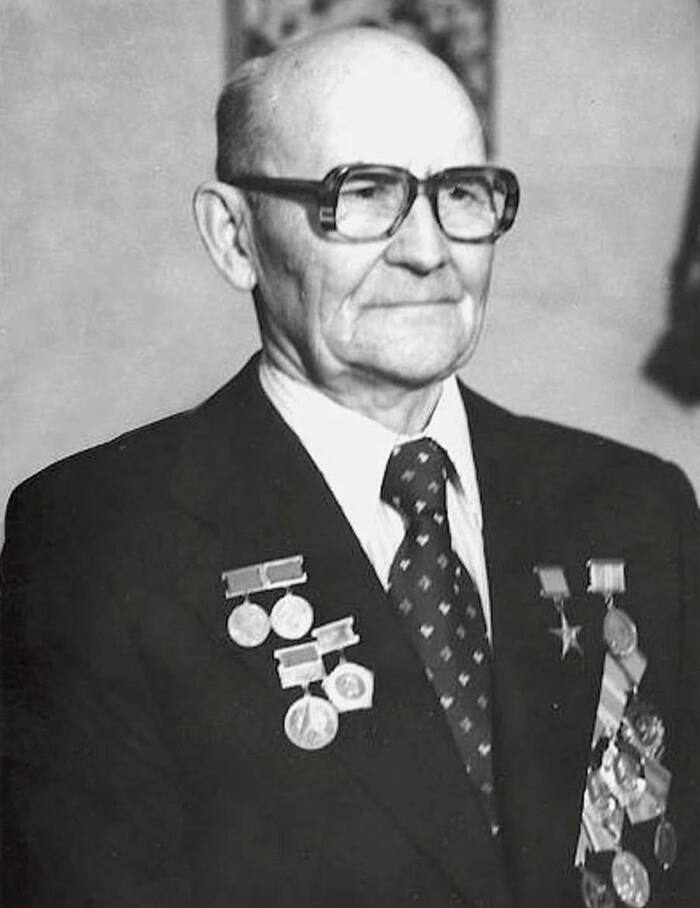 А знаете ли вы, что создатель легендарного пистолета Николай Федорович Макаров также является автором машинки для закатки консервов?