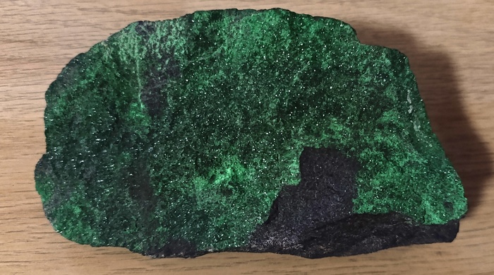 Вот так она и выглядит, уваровитовая щётка на хромите. Даже видно, как отдельные крупные кристаллы поблёскивают. Красотища )))